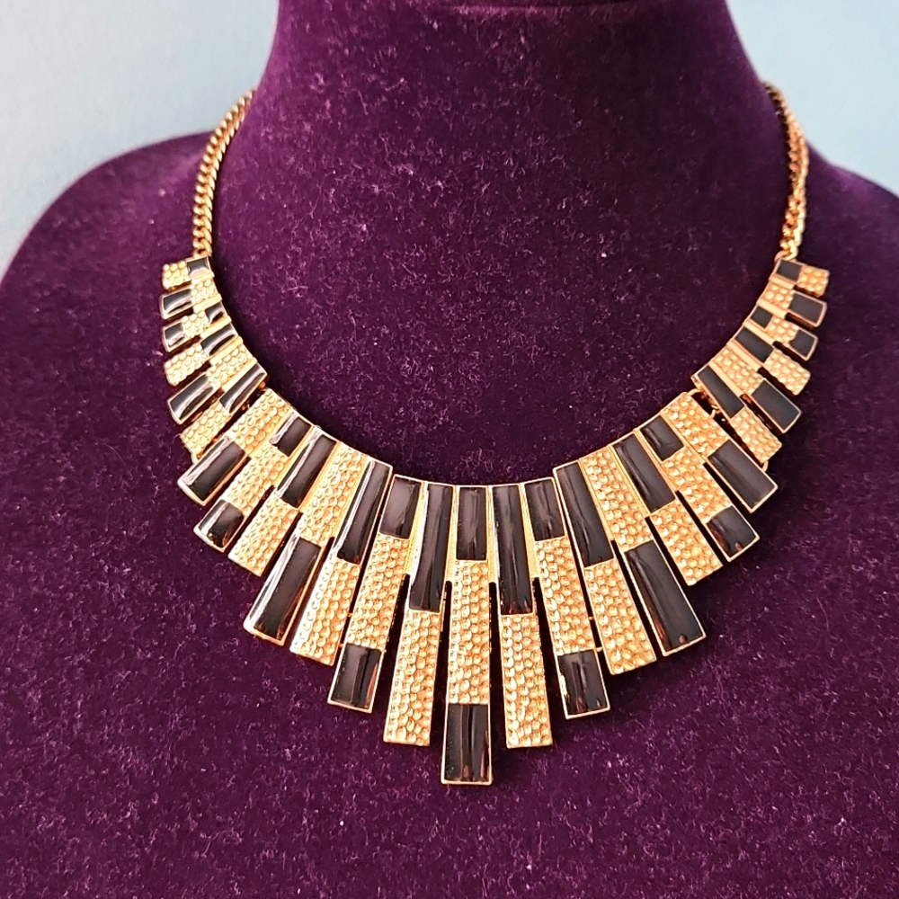 Statement necklace black and gold